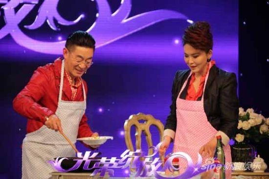 Lục Tiểu Linh Đồng lần đầu trong đời trổ tài nấu ăn vì bà xã.
